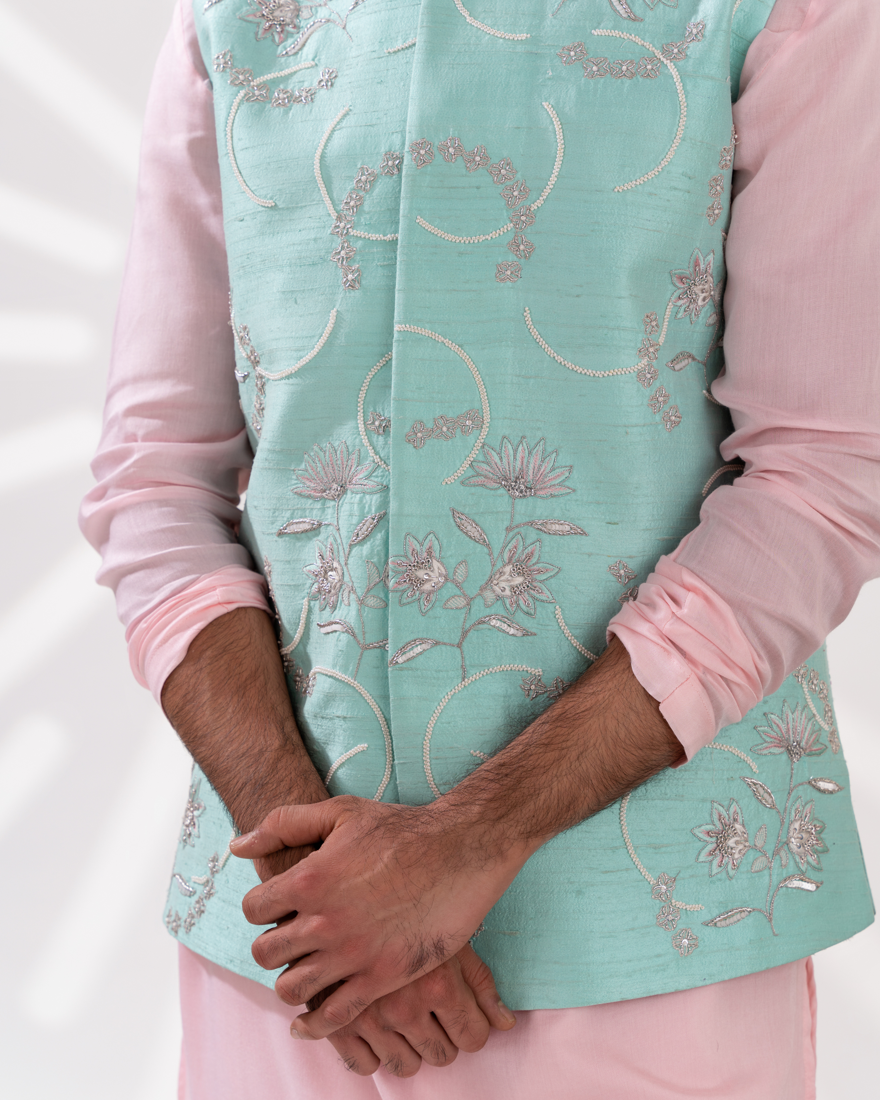 Close-up of lotus-inspired embroidery on the Bundi front.